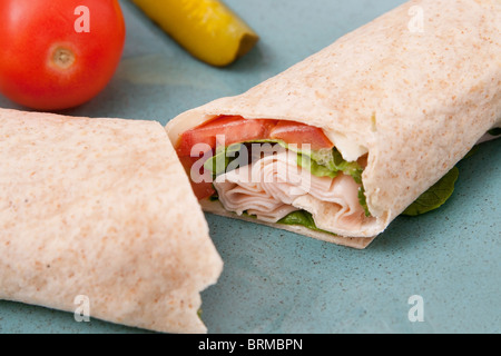 Une coupe de la Turquie, tomate et laitue sandwich wrap Banque D'Images