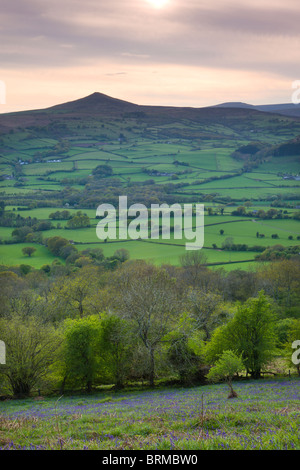 Voir en fin de soirée vers mont du Pain de sucre à partir de Ysgyryd Fawr, parc national de Brecon Beacons, Monmouthshire, Wales. Banque D'Images