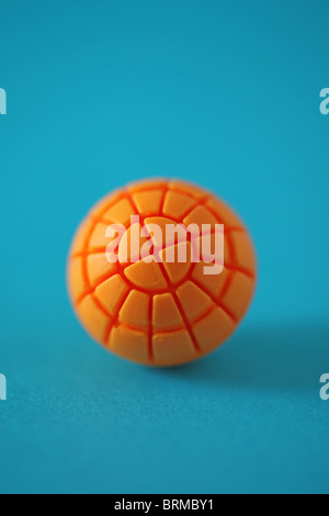 Close up of orange sphere ball sur la surface bleue Banque D'Images