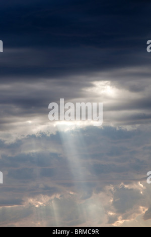 Soleil brillant à travers les nuages sombres , Finlande Banque D'Images