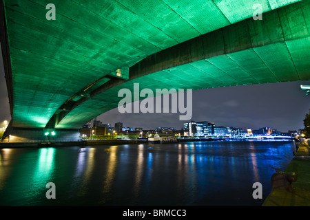 Cette photo illustre les aspects modernes de l'Écosse, la Kingston Bridge à Glasgow Banque D'Images