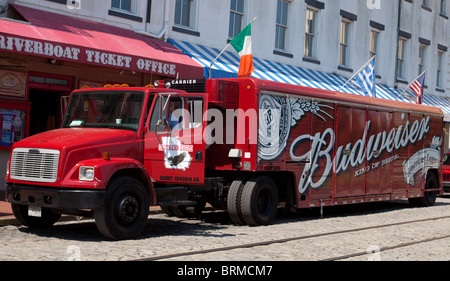 Camion de livraison Budweiser au bord de l'eau à Savannah, Géorgie Banque D'Images