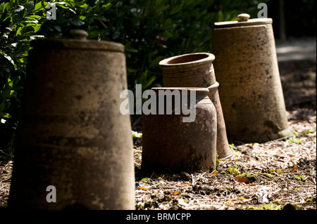 Pots à forcer la rhubarbe Les Jardins perdus de Heligan à Cornwall, Royaume-Uni Banque D'Images