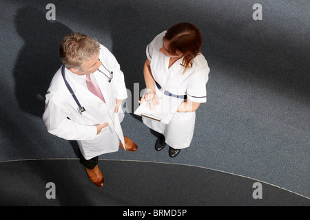Doctor and nurse talking Banque D'Images