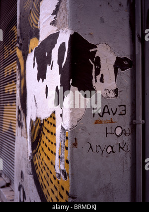 L'art de l'affiche montrant une vache sur un mur à Athènes, Grèce Banque D'Images