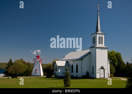 L'église anglicane St. Paul et le phare Manitowaning Banque D'Images