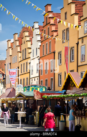 Scène de rue avec des stands pendant la semaine Mai Festival à Osnabrück, Basse-Saxe, Allemagne Banque D'Images