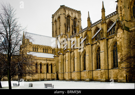 Façade nord de York Minster vue depuis le parc Dean, dans la neige. North Yorkshire, Royaume-Uni. Banque D'Images