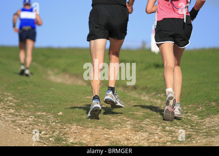 Glissières de participer à un demi-marathon sur le South Downs Way près de 1 156 km, East Sussex, Angleterre. Banque D'Images