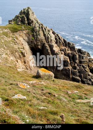 Un éperon rocheux sur la côte de Gwennap Head à Cornwall. Photo par Gordon 1928 Banque D'Images