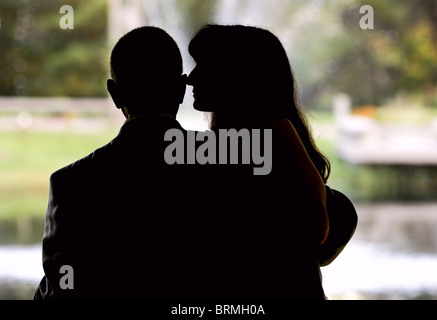 Silhouette d'un homme et une femme dansent ensemble à l'extérieur Banque D'Images