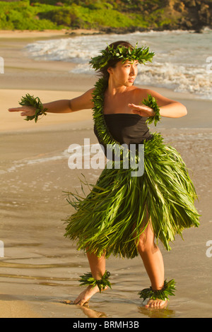 La Hula sur la plage à Palauea, Maui, Hawaii. Banque D'Images