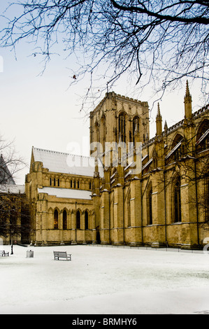 Façade nord de York Minster vue depuis le parc Dean, dans la neige. North Yorkshire, Royaume-Uni. Banque D'Images