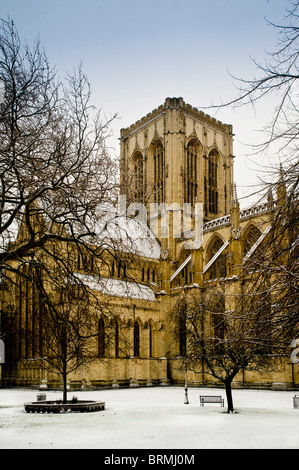 Façade nord de York Minster vue depuis le parc Dean, dans la neige. North Yorkshire, Royaume-Uni. Banque D'Images