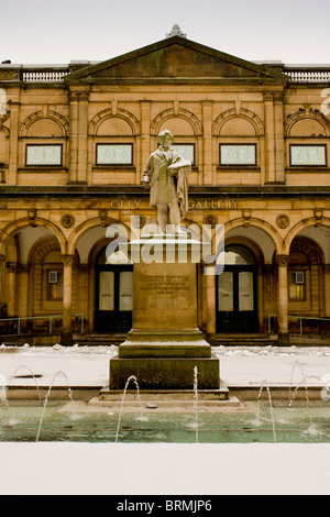 Statue de William Etty et fontaines dans la neige à l'extérieur de la York Art Gallery. York, North Yorkshire, Royaume-Uni Banque D'Images