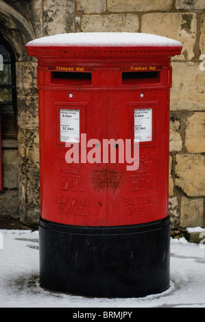 Grande boîte postale rouge Royal Mail recouverte de neige avec 2 fentes, une pour le courrier estampillé et une pour le courrier en franchise. ROYAUME-UNI Banque D'Images