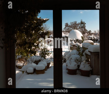 Dans la neige épaisse en hiver jardin vue à travers les portes en verre Surrey England Banque D'Images