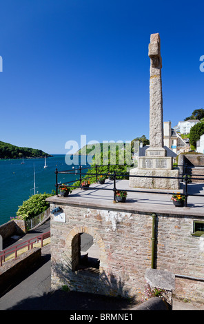 Salcombe Harbour près de Marine Quay avec Memorial Cross, Devon, Angleterre, Royaume-Uni Banque D'Images