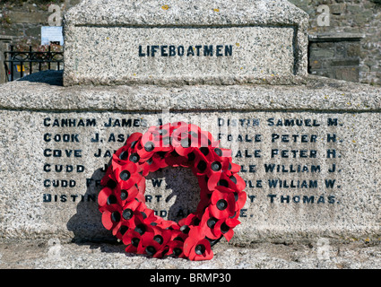 Mémorial de la guerre de pierre et hommage aux treize sauveteurs perdus lors de la catastrophe de 1916, Salcombe, Devon, Angleterre, Royaume-Uni Banque D'Images