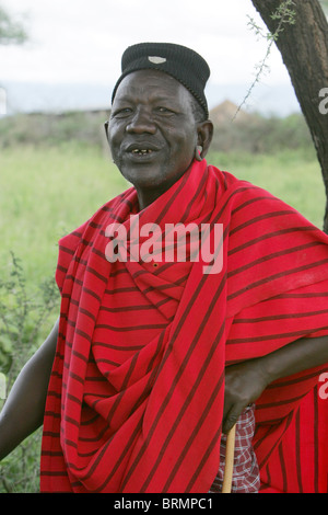 Un portrait d'un homme dans un Maasai shuka rayée rouge et un chapeau tricoté noir Banque D'Images