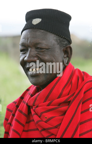 Un portrait d'un homme dans un Maasai shuka rayée rouge et un chapeau tricoté noir Banque D'Images