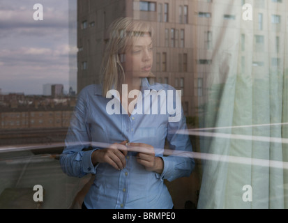 Femme à la fenêtre de Banque D'Images