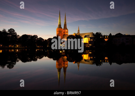 Cathédrale de nuit à Lubeck, Schleswig-Holstein, Allemagne Banque D'Images