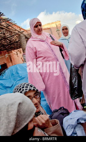 Les femmes marocaines dans la place du marché de Marrakech Banque D'Images