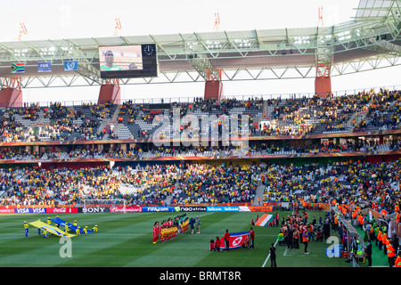 Joueurs de le faire lors du Mbombela Stadium dans la Coupe du Monde 2010. Drogba sur grand écran. Banque D'Images