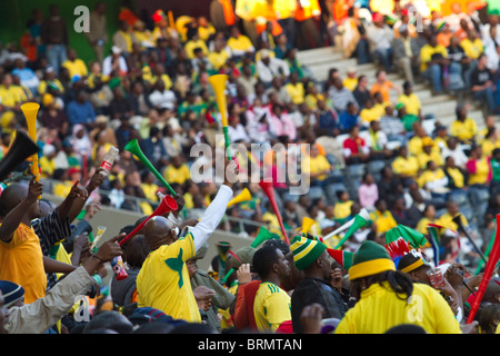 Les partisans de soccer en agitant pendant la vuvuzelas 2010 match de Coupe du monde entre les RMR coréen et de la Côte d'Ivoire Banque D'Images