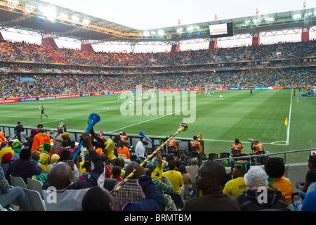 Vue arrière d'un soufflage des partisans de soccer pendant les vuvuzelas la coupe du monde 2010 Banque D'Images