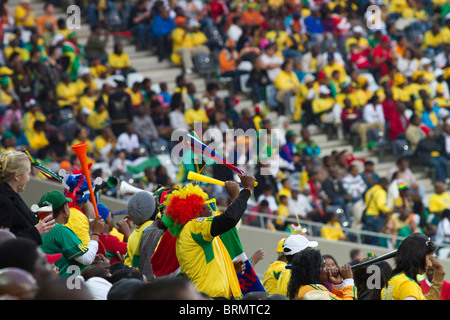 Les partisans de soccer à l'agitant les vuvuzelas Mbombela Stadium lors de la Coupe du Monde 2010 match entre RMR coréen et de la Côte d'Ivoire Banque D'Images