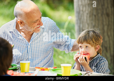 Grand-père avec son petit-fils au picnic Banque D'Images