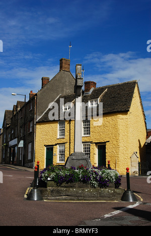 La Croix du souvenir au centre de Malmesbury, Wiltshire, Royaume-Uni Septembre 2010 Banque D'Images