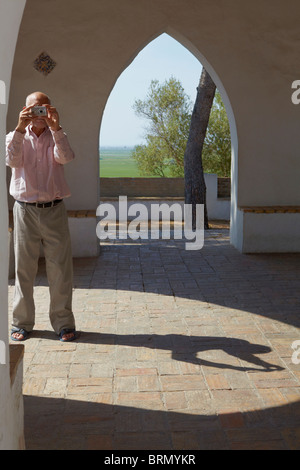 L'homme plus âgé prendre un instantané Banque D'Images