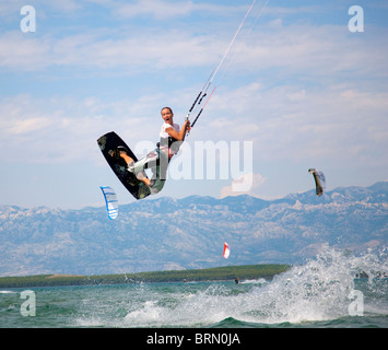 Kitesurfer jumping Banque D'Images