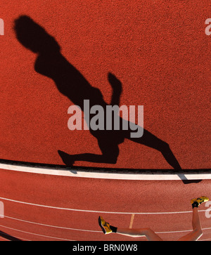 Ombres de porteur au cours de course de 800 m à l'extérieur lors de la compétition d'athlétisme Banque D'Images