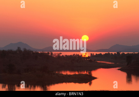 Coucher de soleil sur le fleuve Zambèze Banque D'Images