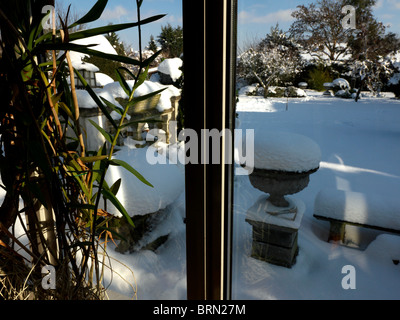 Dans la neige épaisse en hiver jardin vue à travers une fenêtre Surrey England Banque D'Images