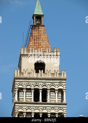 Tour de cathédrale St Zeno's - Pistoia en Toscane Banque D'Images