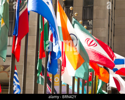 Drapeaux au Rockefeller Center, New York City Banque D'Images