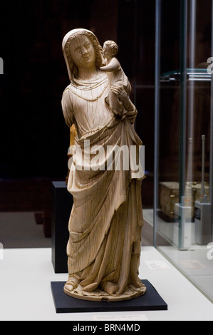 Vierge à l'enfant - Vierge à l'enfant Ile-de-France XIIi e siècle de l'ivoire d'éléphants d'âge moyen - Musée de Cluny Paris Banque D'Images