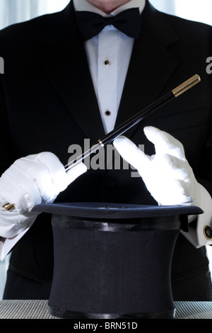 Magicien en spectacle avec Top Hat et Wand Banque D'Images
