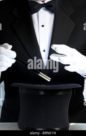 Magicien en spectacle avec Top Hat et Wand Banque D'Images