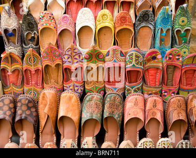 Chaussures en vente traditionnelle du Rajasthan Jaisalmer dans le Rajasthan Banque D'Images