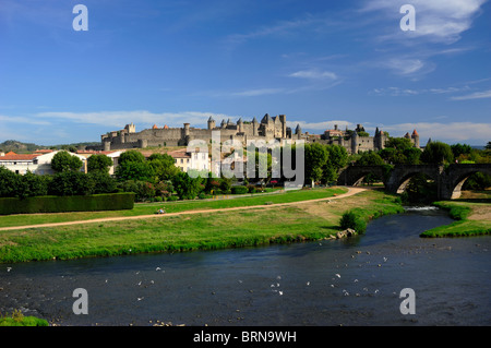 France, Carcassonne, château et rivière Aude Banque D'Images