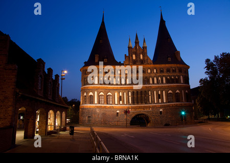 La Porte de Holstein (Holstentor) à Lubeck en lumière du soir. Banque D'Images