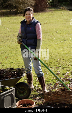 Compensation femme sol au printemps, prêts pour la plantation de fleurs ou de légumes. Banque D'Images