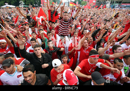 Les fans de football à la demi-finale entre l'Allemagne et la Turquie, Berlin, Allemagne Banque D'Images