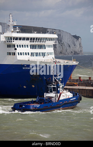 Remorqueur tirant LD Lines le ferry Norman Bridge à partir de Dover Harbour England UK Banque D'Images